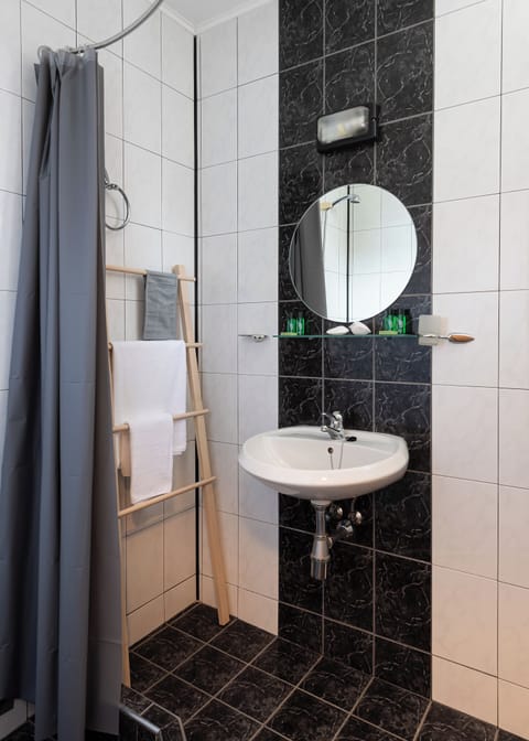 Classic Studio Suite, Sea View | Bathroom | Shower, towels