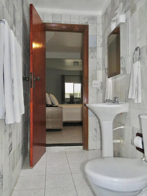 Quarto Triplo (Sem vista ao Mar) | Bathroom | Shower, free toiletries, hair dryer, towels