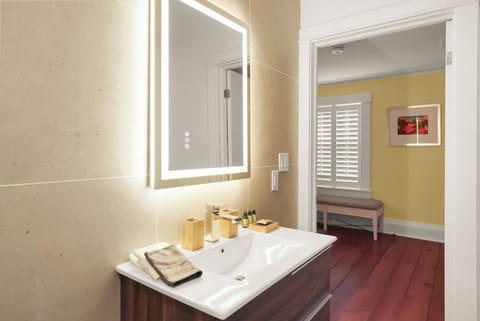 Comfort Room, Non Smoking | Bathroom | Shower, free toiletries, hair dryer, towels