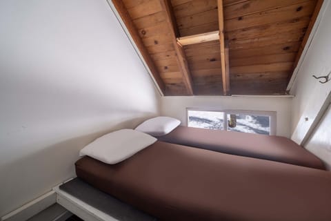 Private Efficiency Style Room | Free WiFi, bed sheets