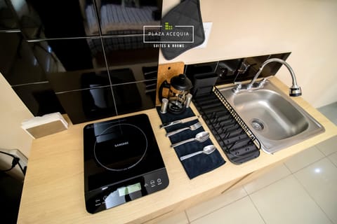 Deluxe Suite | Private kitchen | Mini-fridge, microwave, toaster, blender