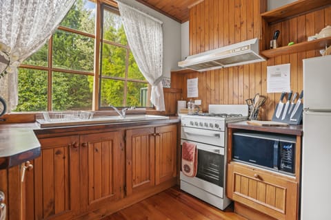 Traditional Cottage | Private kitchen | Fridge, microwave, oven, coffee/tea maker