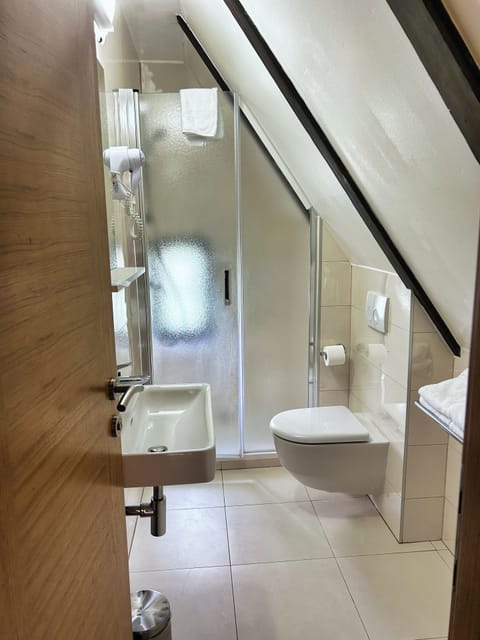 Twin Room, Garden View | Bathroom | Free toiletries, hair dryer, towels, shampoo