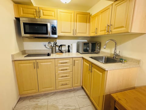 Superior House | Private kitchen | Full-size fridge, microwave, oven, stovetop