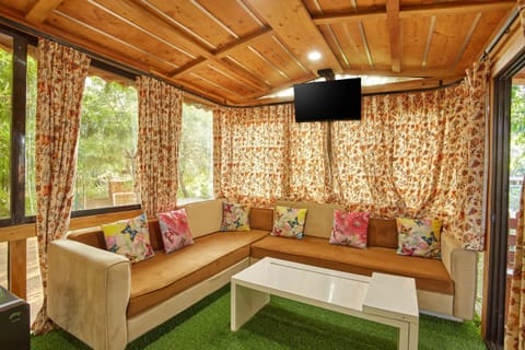 Standard Tree House, Pool View | Individually decorated, individually furnished, bed sheets