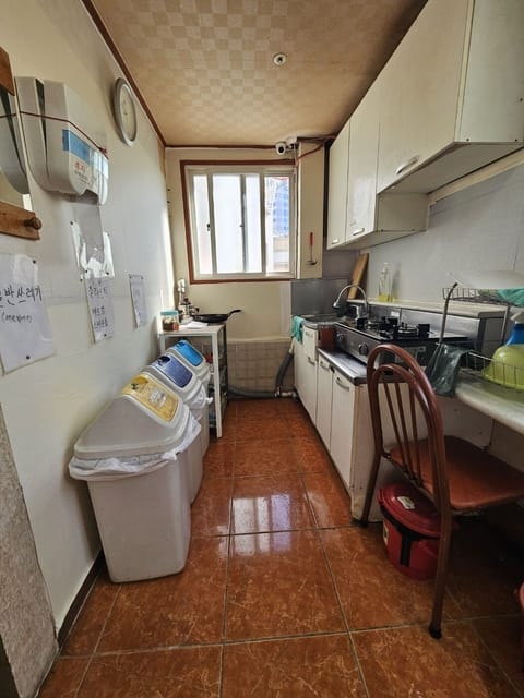 Basic Single Room, Multiple Beds, Non Smoking, Kitchen | Private kitchen | Mini-fridge, microwave, rice cooker, cookware/dishes/utensils