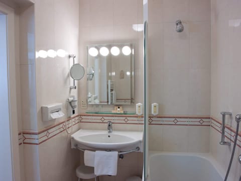 Single Room | Bathroom | Free toiletries, hair dryer, towels