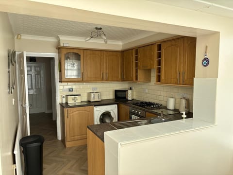 House | Private kitchen | Fridge, microwave, oven, stovetop