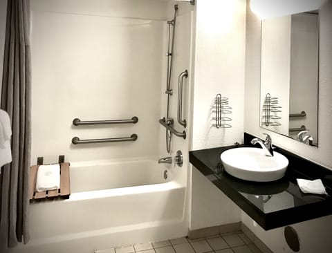 Combined shower/tub, towels