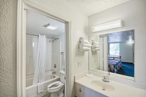 Combined shower/tub, towels