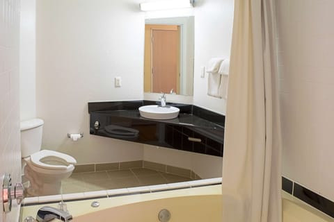 Combined shower/tub, towels