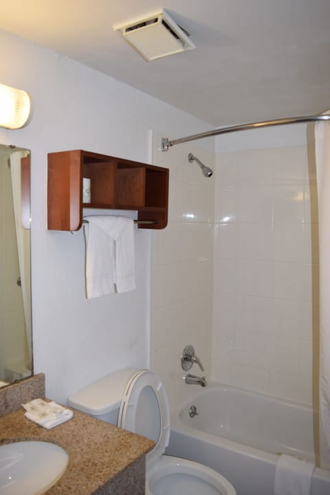 Combined shower/tub, free toiletries, hair dryer