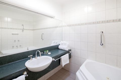 Combined shower/tub, free toiletries, hair dryer, towels