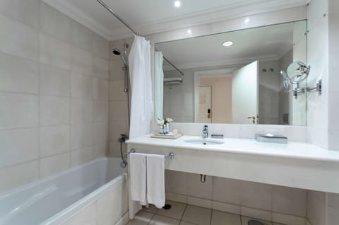 Combined shower/tub, free toiletries, hair dryer, bathrobes