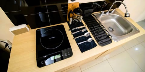 Blender, cleaning supplies