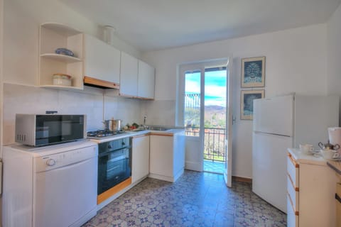 Family Apartment, 1 Bedroom (Il Cortiletto di Marina Pet Friendly) | Private kitchen | Fridge, microwave, oven, stovetop
