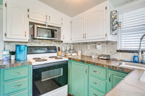 Cottage (1 Bedroom) | Private kitchen | Microwave, oven, stovetop, coffee/tea maker