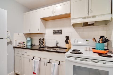 Apartment (1 Bedroom) | Private kitchen | Microwave, oven, stovetop, paper towels