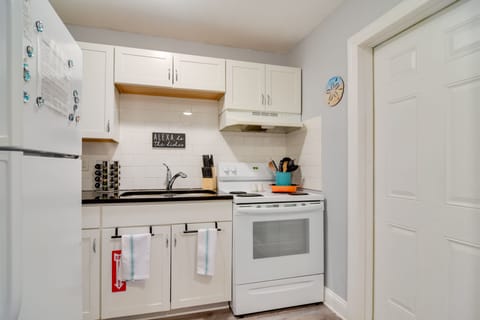 Apartment (1 Bedroom) | Private kitchen | Microwave, oven, stovetop, paper towels