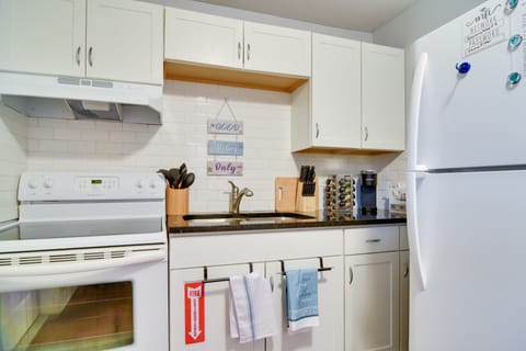 Apartment (1 Bedroom) | Private kitchen | Microwave, oven, stovetop, paper towels