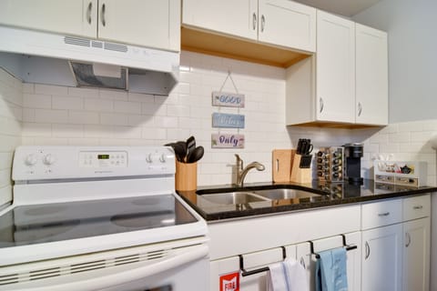 Apartment (1 Bedroom) | Private kitchen | Microwave, oven, stovetop, paper towels