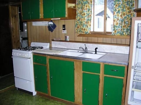 # 8 , Sun Flower, 2 Bed | Private kitchen | Fridge, microwave