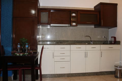 Deluxe Studio | Private kitchen | Mini-fridge, microwave, cleaning supplies