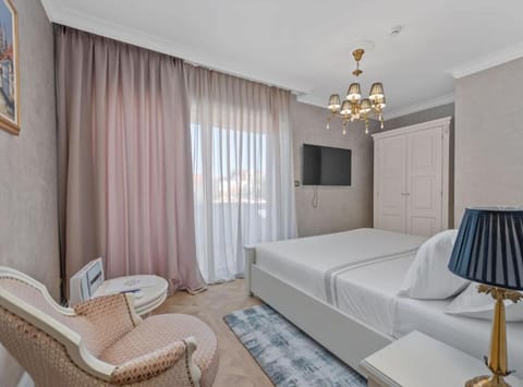 5 bedrooms, cribs/infant beds