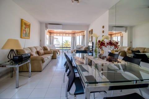 Family Apartment, City View | Dining room