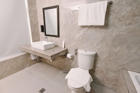 Deluxe Twin Room | Bathroom