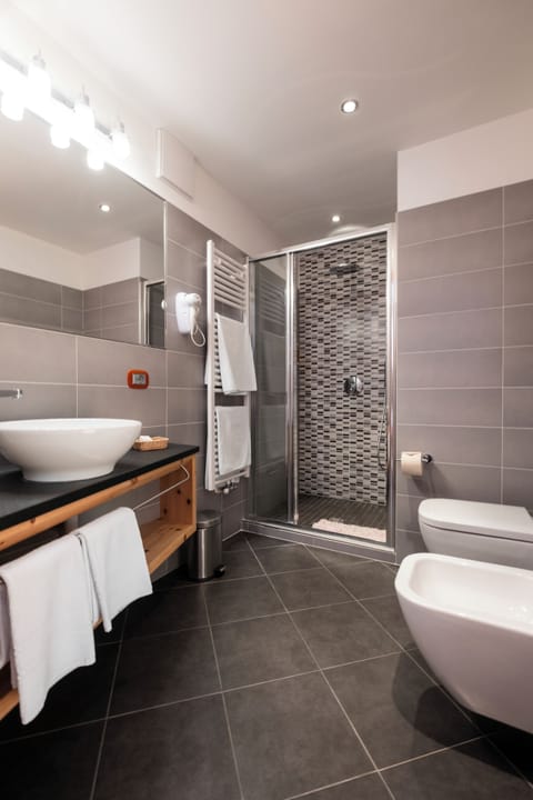 Suite Principesse | Bathroom | Shower, free toiletries, hair dryer, bidet