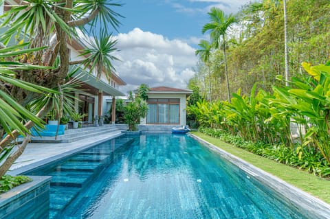 2 outdoor pools, sun loungers