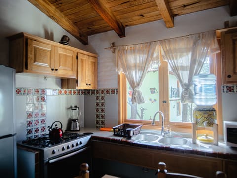 Comfort Cabin | Private kitchen | Fridge, microwave, oven, blender