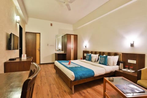 Classic Double Room | Desk, rollaway beds, free WiFi, bed sheets