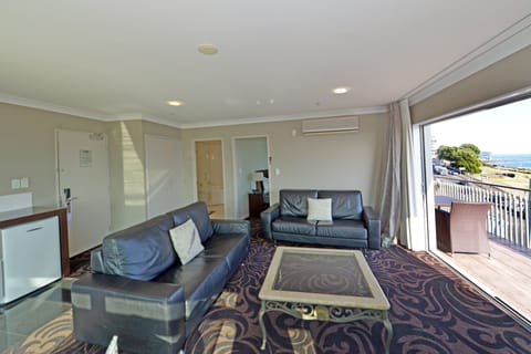 Penthouse (Suite) | Living area | TV, iPod dock