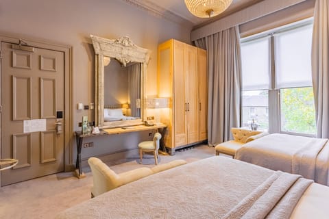 Family Room | Hypo-allergenic bedding, in-room safe, desk, laptop workspace