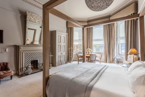 Junior Suite | Hypo-allergenic bedding, in-room safe, desk, laptop workspace