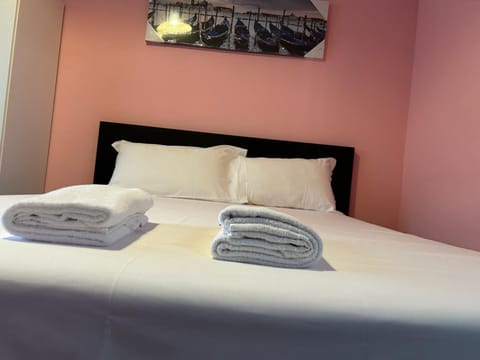 Standard Room, City View | Desk, free WiFi