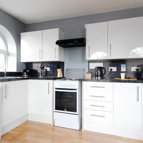 Apartment | 6 bedrooms, soundproofing, iron/ironing board, Internet