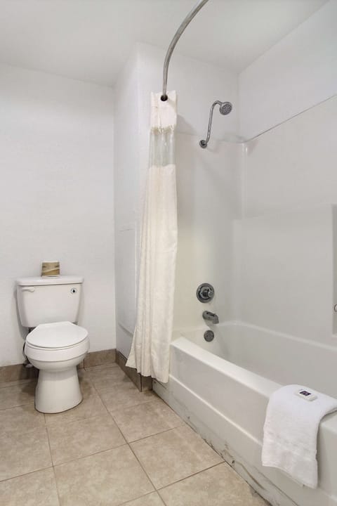 Combined shower/tub, towels