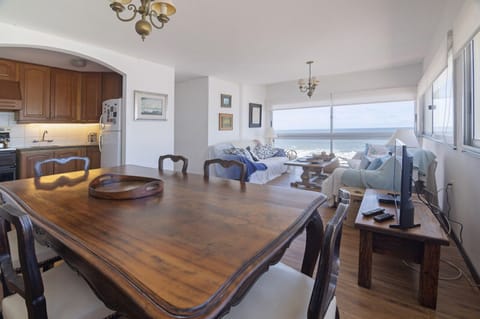 Family Apartment, Sea View | Dining room