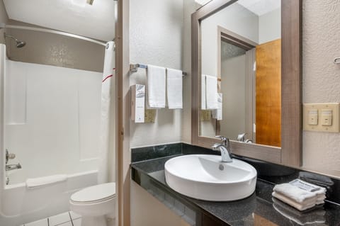 Combined shower/tub, towels