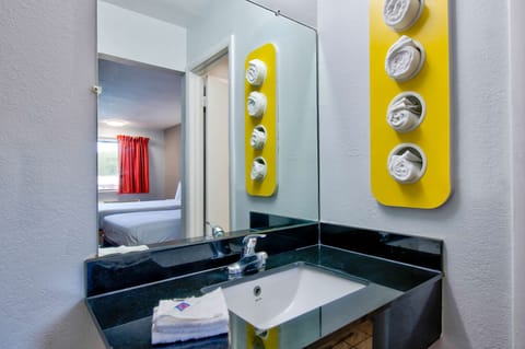 Standard Room, 1 King Bed, Smoking | Bathroom | Shower, towels