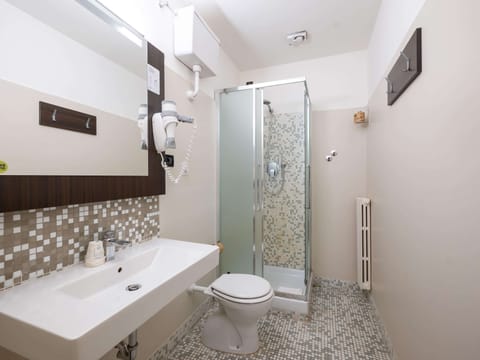 Economy Double Room, Non Smoking | Bathroom | Shower, hair dryer, bidet, towels