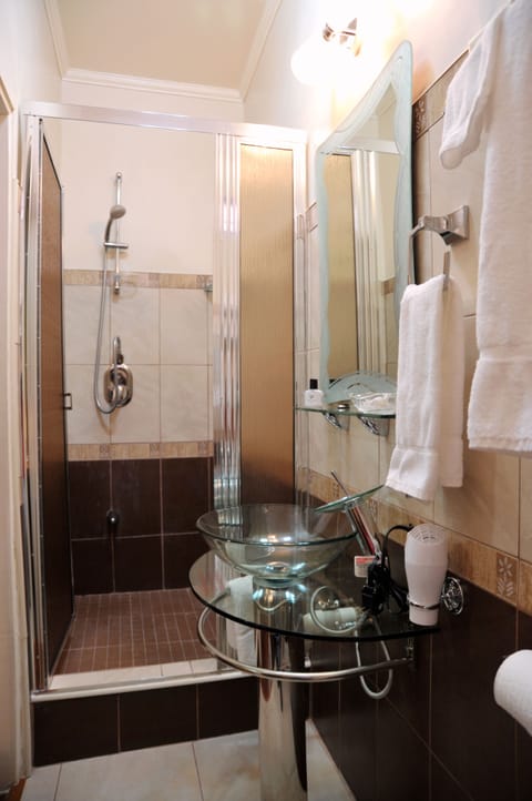 Premium Room, 1 King Bed | Bathroom | Shower, hair dryer, towels