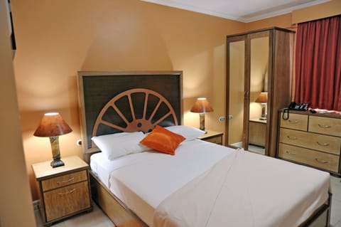 Classic Double Room | In-room safe, desk, laptop workspace, iron/ironing board