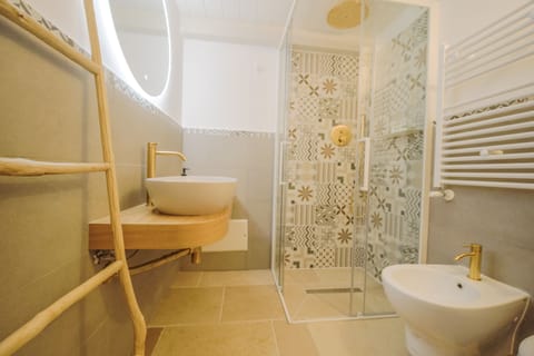 Traditional Apartment, 1 Queen Bed with Sofa bed | Bathroom | Shower, rainfall showerhead, hair dryer, bidet