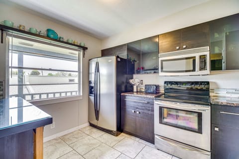 Apartment (2 Bedrooms) | Private kitchen | Microwave, oven, stovetop, dishwasher