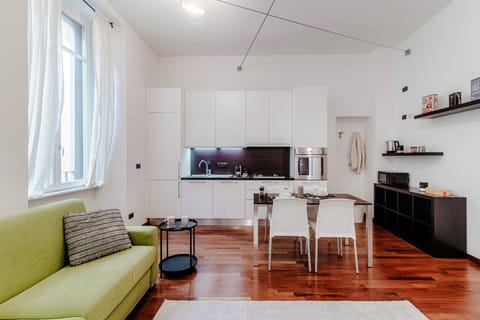 Full-size fridge, microwave, oven, stovetop