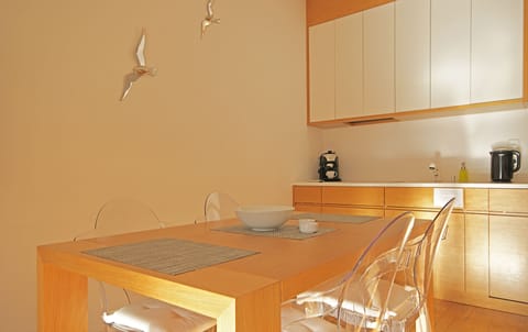 Apartment, 1 Bedroom (Querc) | Private kitchenette | Full-size fridge, microwave, stovetop, dishwasher